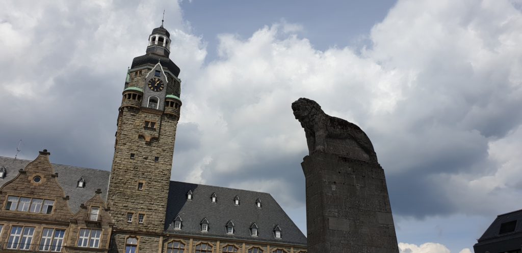 Sinnbild: Die Demokratie demonstriert dem ehemaligen Nazidenkmal seine Macht. Foto: Sascha von Gerishem