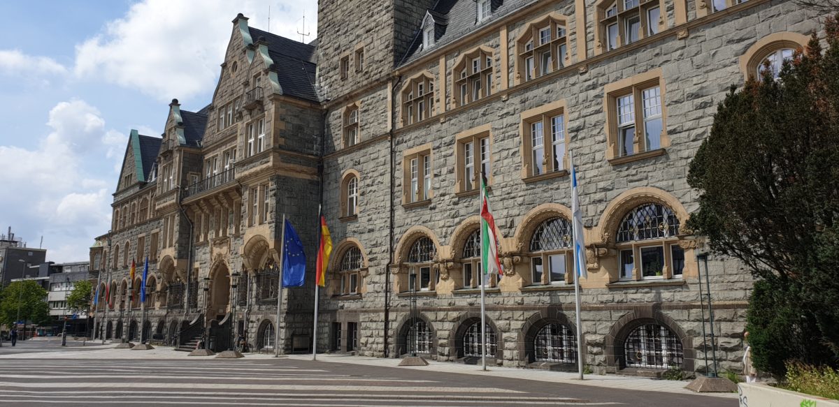 Das Rathaus Remscheid am Theodor-Heuss-Platz: 120 Nationen in dieser Stadt. Foto: Sascha von Gerishem